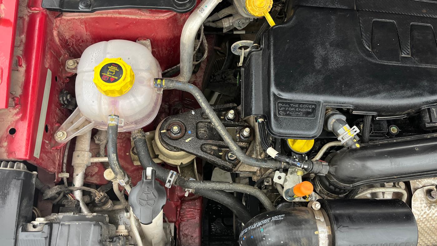 2022 Mahindra XUV300 W8 (O) 1.2 PETROL AMT, Petrol, Automatic, 25,034 km, Engine View - Right