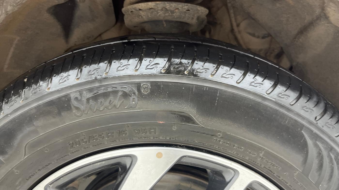2022 Mahindra XUV300 W8 (O) 1.2 PETROL AMT, Petrol, Automatic, 25,034 km, Right Front Tyre Tread