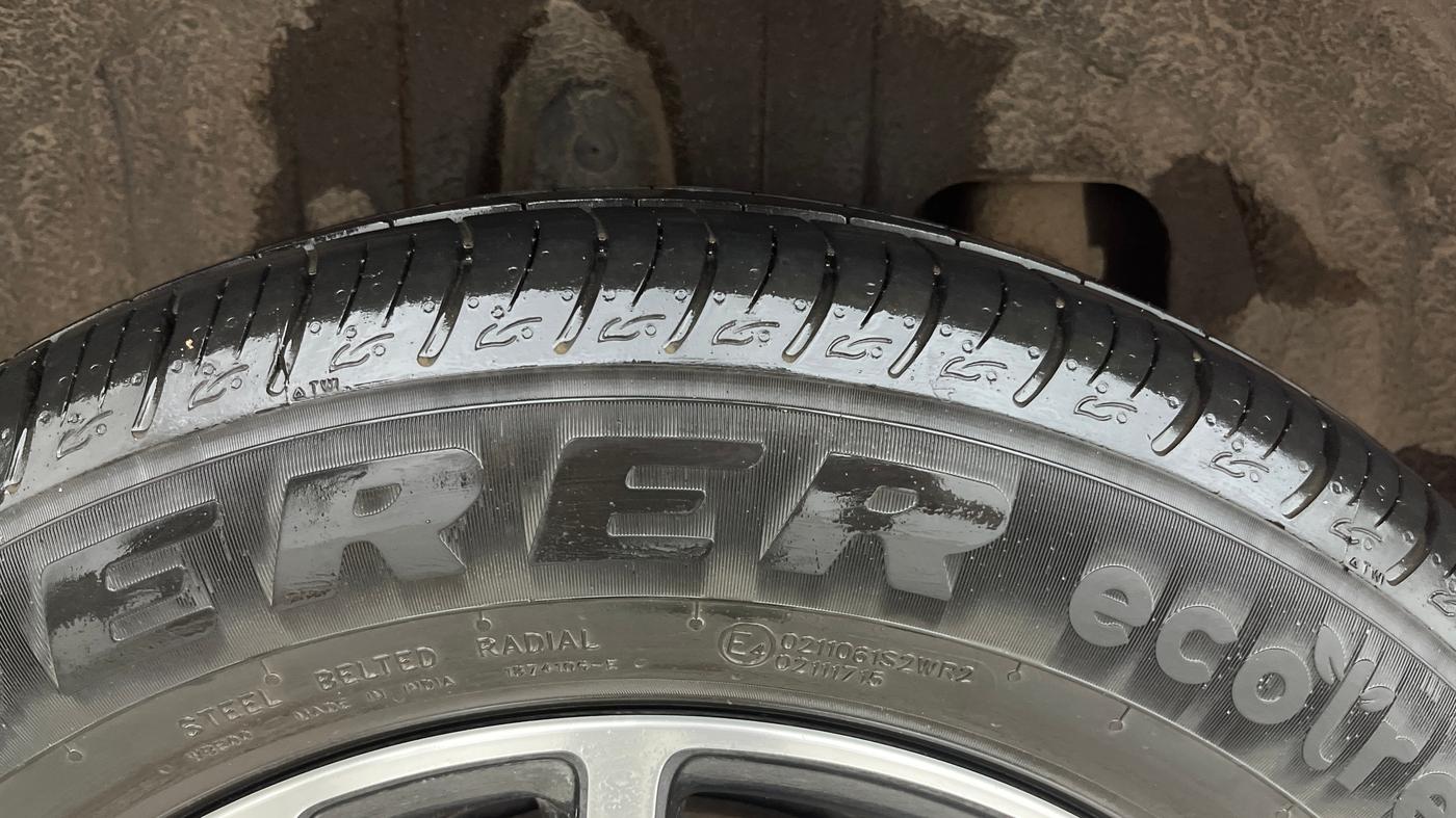 2022 Mahindra XUV300 W8 (O) 1.2 PETROL AMT, Petrol, Automatic, 25,034 km, Right Rear Tyre Tread