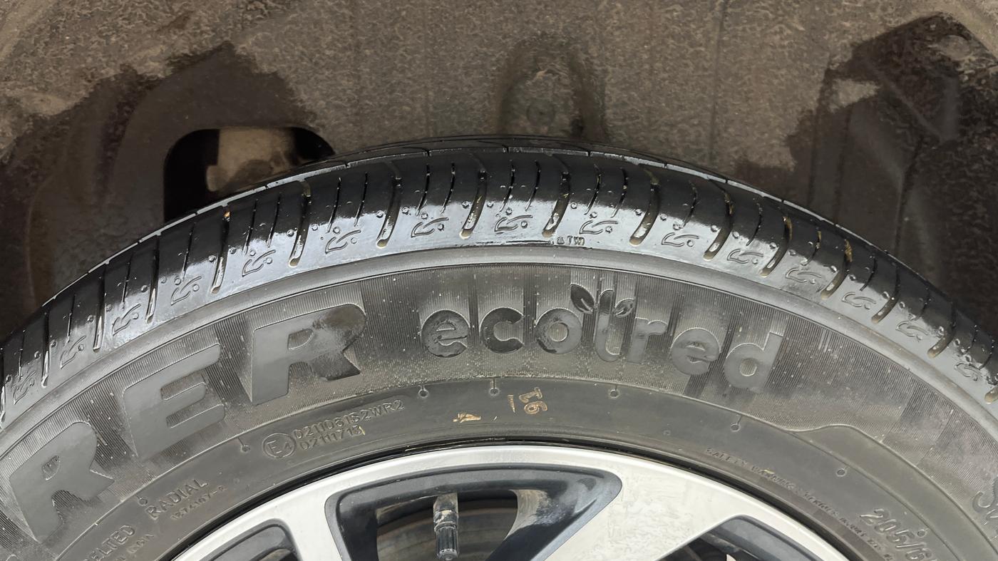2022 Mahindra XUV300 W8 (O) 1.2 PETROL AMT, Petrol, Automatic, 25,034 km, Left Rear Tyre Tread
