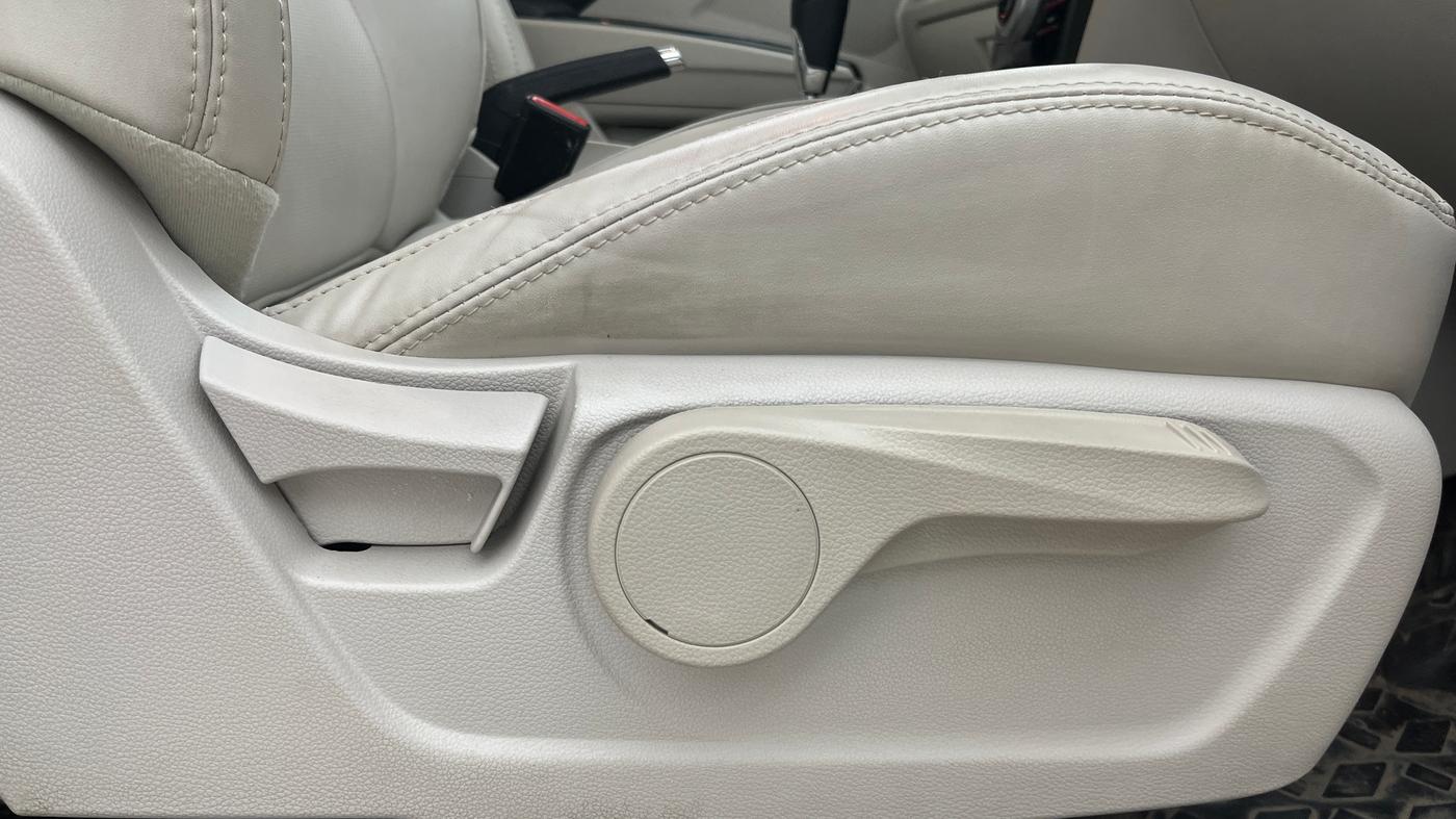 2022 Mahindra XUV300 W8 (O) 1.2 PETROL AMT, Petrol, Automatic, 25,034 km, Driver Side Adjustment Panel