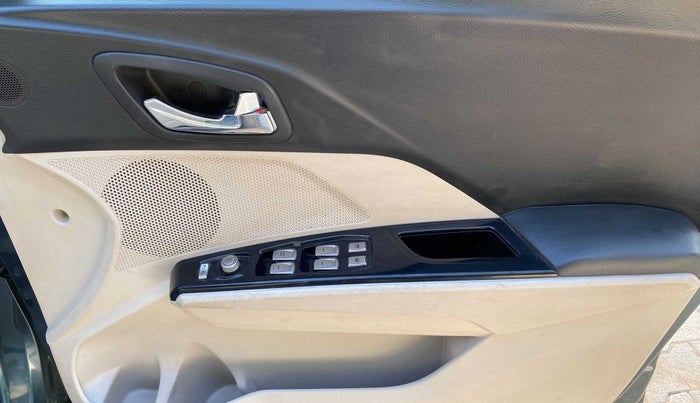2019 Mahindra XUV300 W8 (O) 1.2 PETROL, Petrol, Manual, 64,132 km, Driver Side Door Panels Control