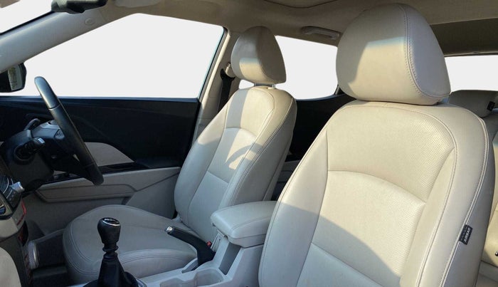 2019 Mahindra XUV300 W8 (O) 1.2 PETROL, Petrol, Manual, 64,132 km, Right Side Front Door Cabin