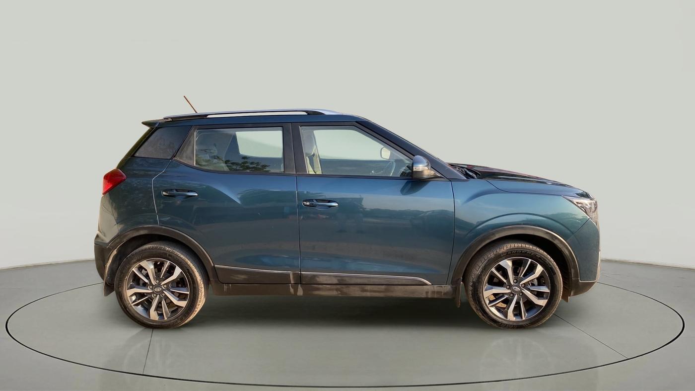 2019 Mahindra XUV300 W8 (O) 1.2 PETROL, Petrol, Manual, 64,132 km, Right Side View