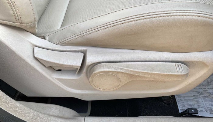 2019 Mahindra XUV300 W8 (O) 1.2 PETROL, Petrol, Manual, 64,132 km, Driver Side Adjustment Panel