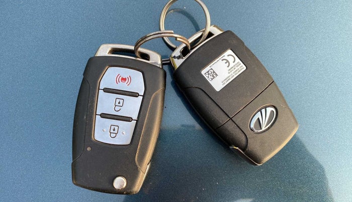 2019 Mahindra XUV300 W8 (O) 1.2 PETROL, Petrol, Manual, 64,132 km, Key Close Up