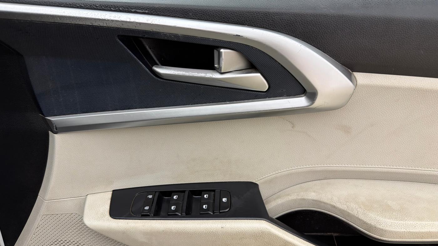2023 KIA CARENS PREMIUM 1.5 PETROL 7 STR, Petrol, Manual, 85,602 km, Driver Side Door Panels Control