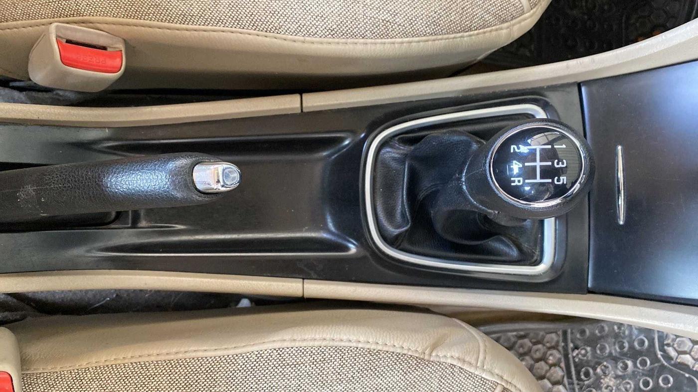 2016 Maruti Ciaz VDI+ SHVS, CNG, Manual, 1,04,360 km, Gear Lever