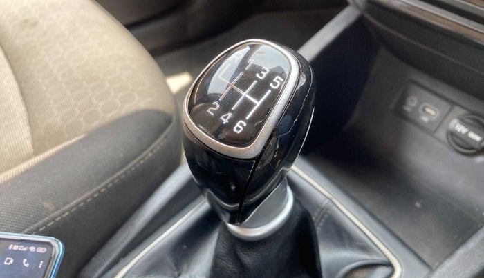 2015 Hyundai Elite i20 ASTA 1.4 CRDI, Diesel, Manual, 1,18,587 km, Gear lever - Knob has minor damage