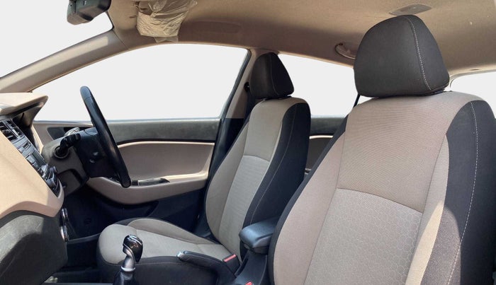 2015 Hyundai Elite i20 ASTA 1.4 CRDI, Diesel, Manual, 1,18,587 km, Right Side Front Door Cabin