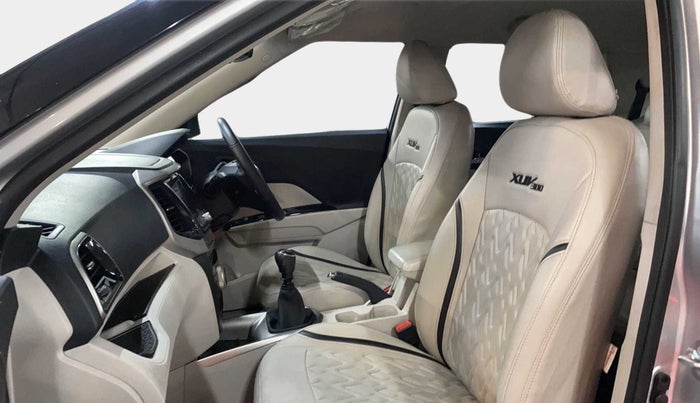 2020 Mahindra XUV300 W8 1.2 PETROL, Petrol, Manual, 30,601 km, Right Side Front Door Cabin