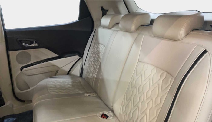 2020 Mahindra XUV300 W8 1.2 PETROL, Petrol, Manual, 30,601 km, Right Side Rear Door Cabin