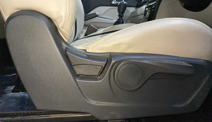 2020 Mahindra XUV300 W8 1.2 PETROL, Petrol, Manual, 30,601 km, Driver Side Adjustment Panel