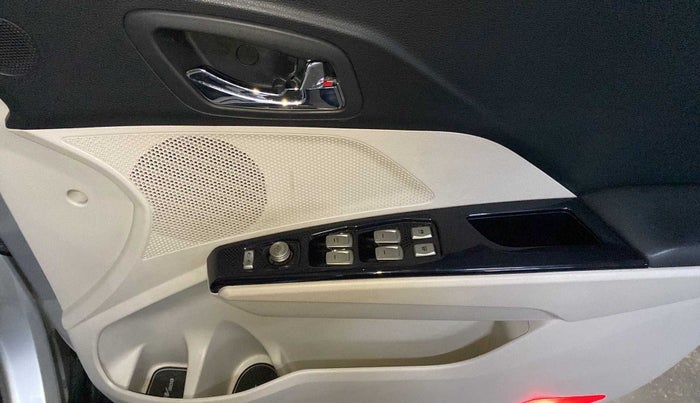 2020 Mahindra XUV300 W8 1.2 PETROL, Petrol, Manual, 30,601 km, Driver Side Door Panels Control