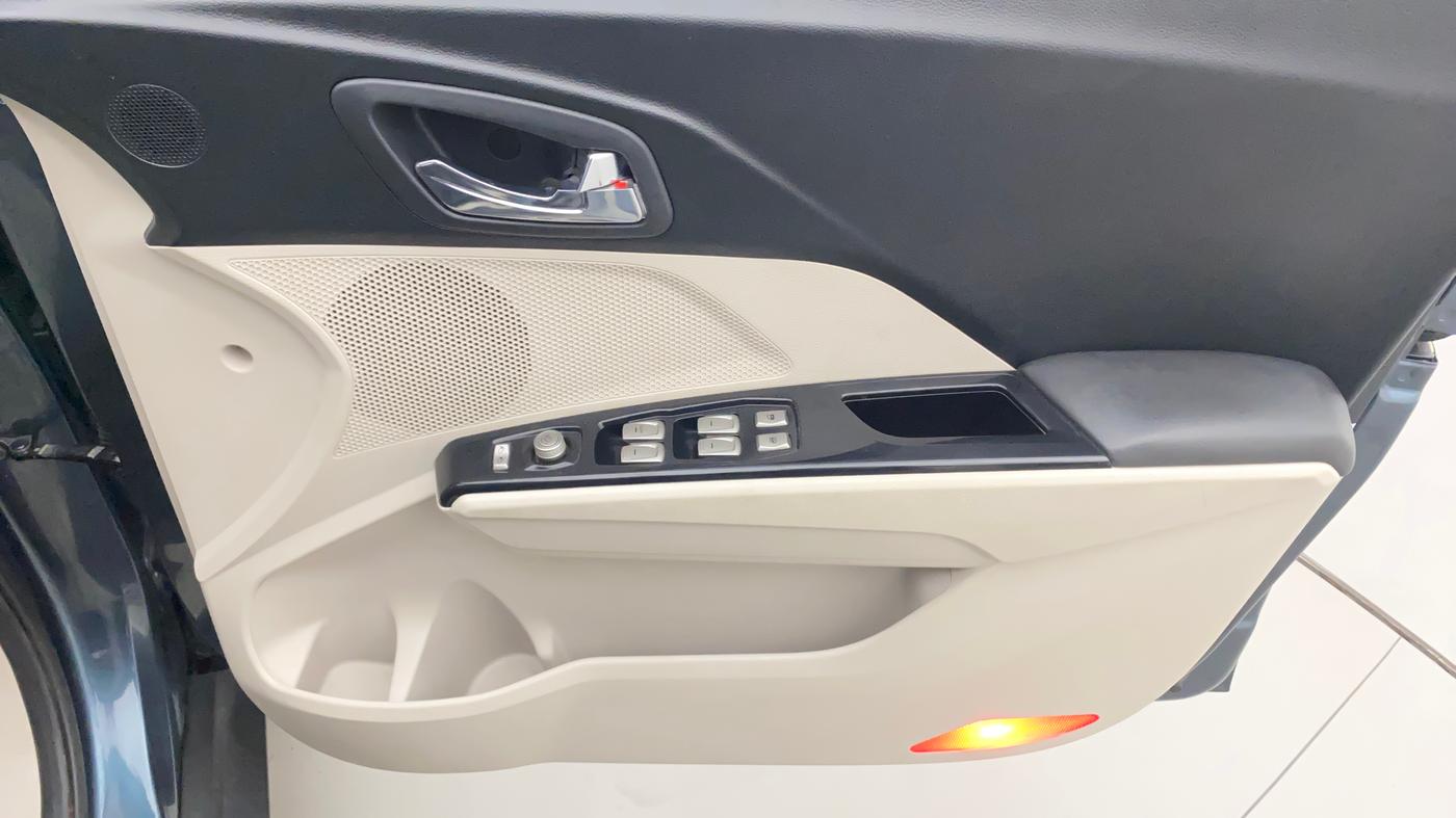2021 Mahindra XUV300 W8 1.2 PETROL, Petrol, Manual, 37,824 km, Driver Side Door Panels Control