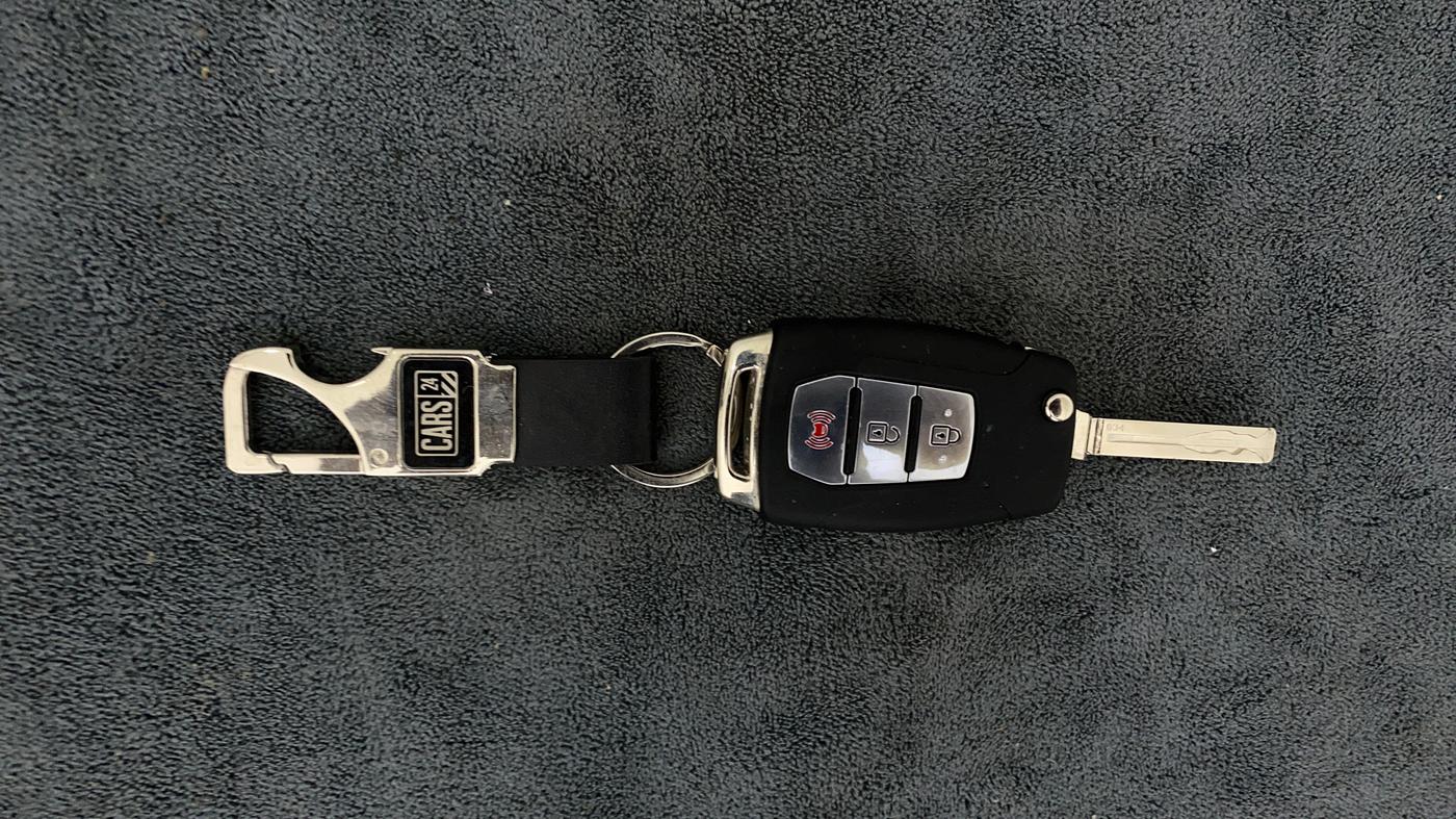 2021 Mahindra XUV300 W8 1.2 PETROL, Petrol, Manual, 37,824 km, Key Close Up