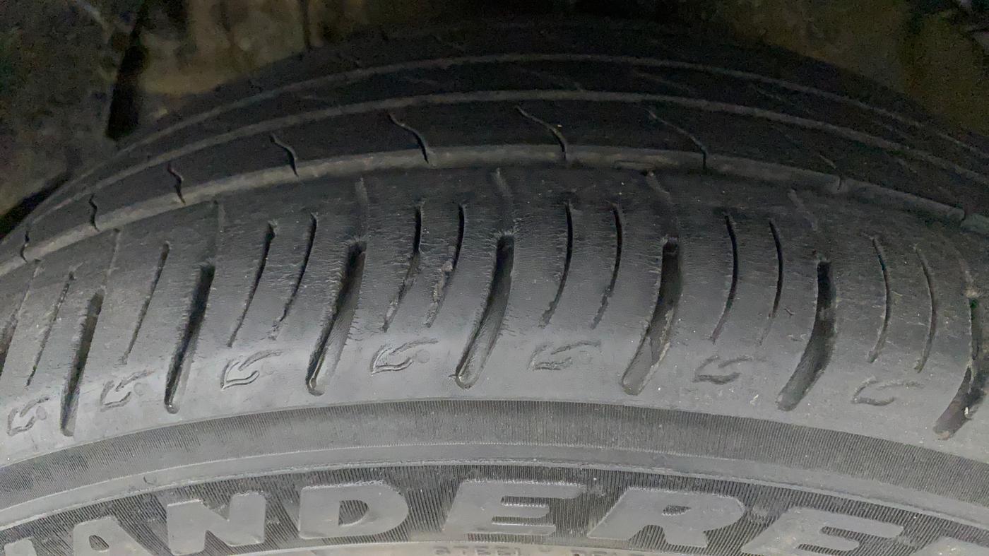 2021 Mahindra XUV300 W8 1.2 PETROL, Petrol, Manual, 37,824 km, Left Front Tyre Tread