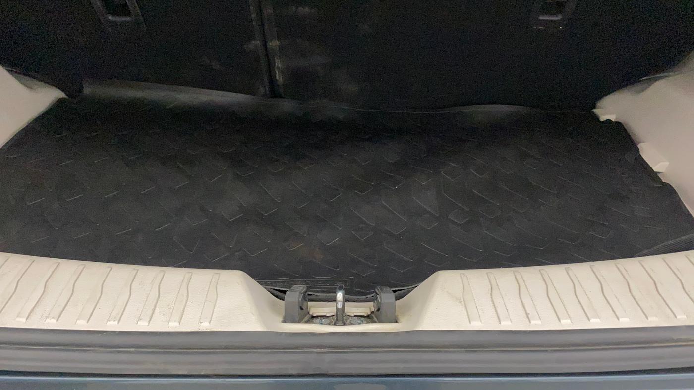 2021 Mahindra XUV300 W8 1.2 PETROL, Petrol, Manual, 37,824 km, Boot Inside