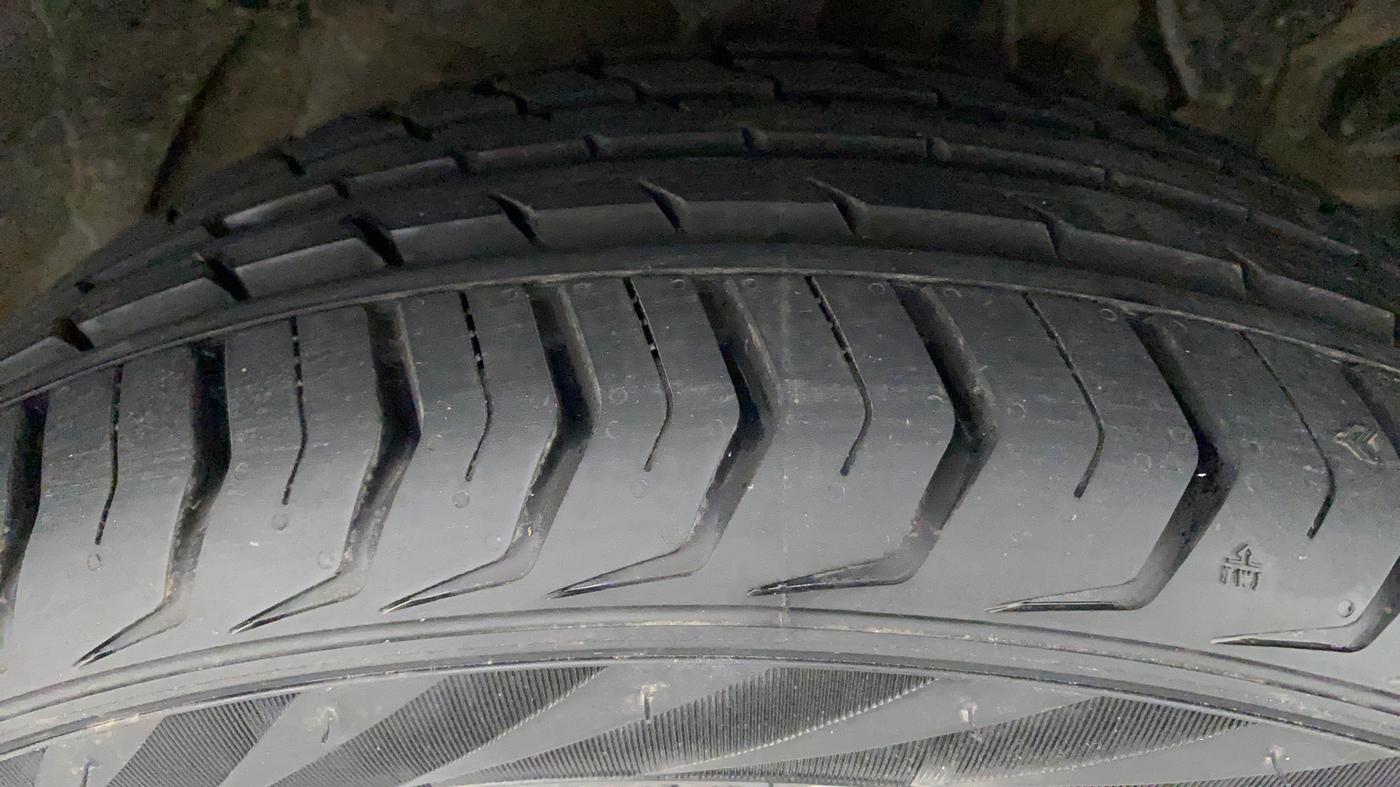 2021 Mahindra XUV300 W8 1.2 PETROL, Petrol, Manual, 37,824 km, Right Front Tyre Tread