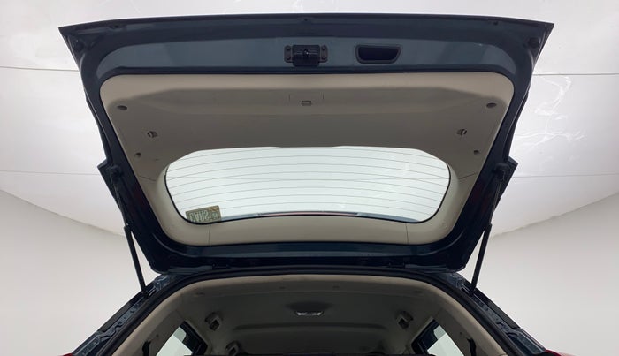 2021 Mahindra XUV300 W8 1.2 PETROL, Petrol, Manual, 37,824 km, Boot Door Open