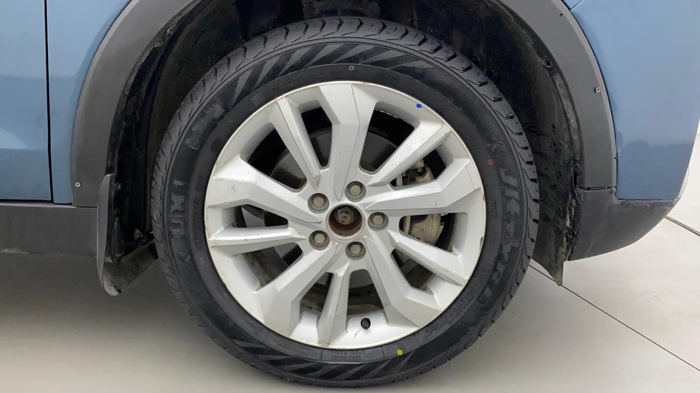 2021 Mahindra XUV300 W8 1.2 PETROL, Petrol, Manual, 37,824 km, Right Front Wheel