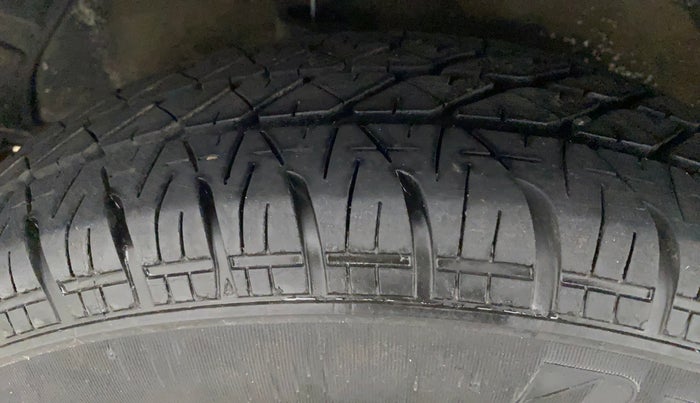 2014 Maruti Ritz VXI, Petrol, Manual, 64,030 km, Right Front Tyre Tread