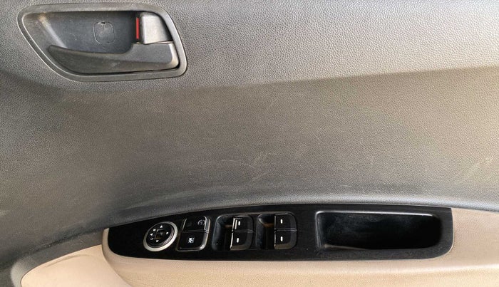 2015 Hyundai Grand i10 MAGNA 1.2 KAPPA VTVT, CNG, Manual, 1,10,295 km, Driver Side Door Panels Control