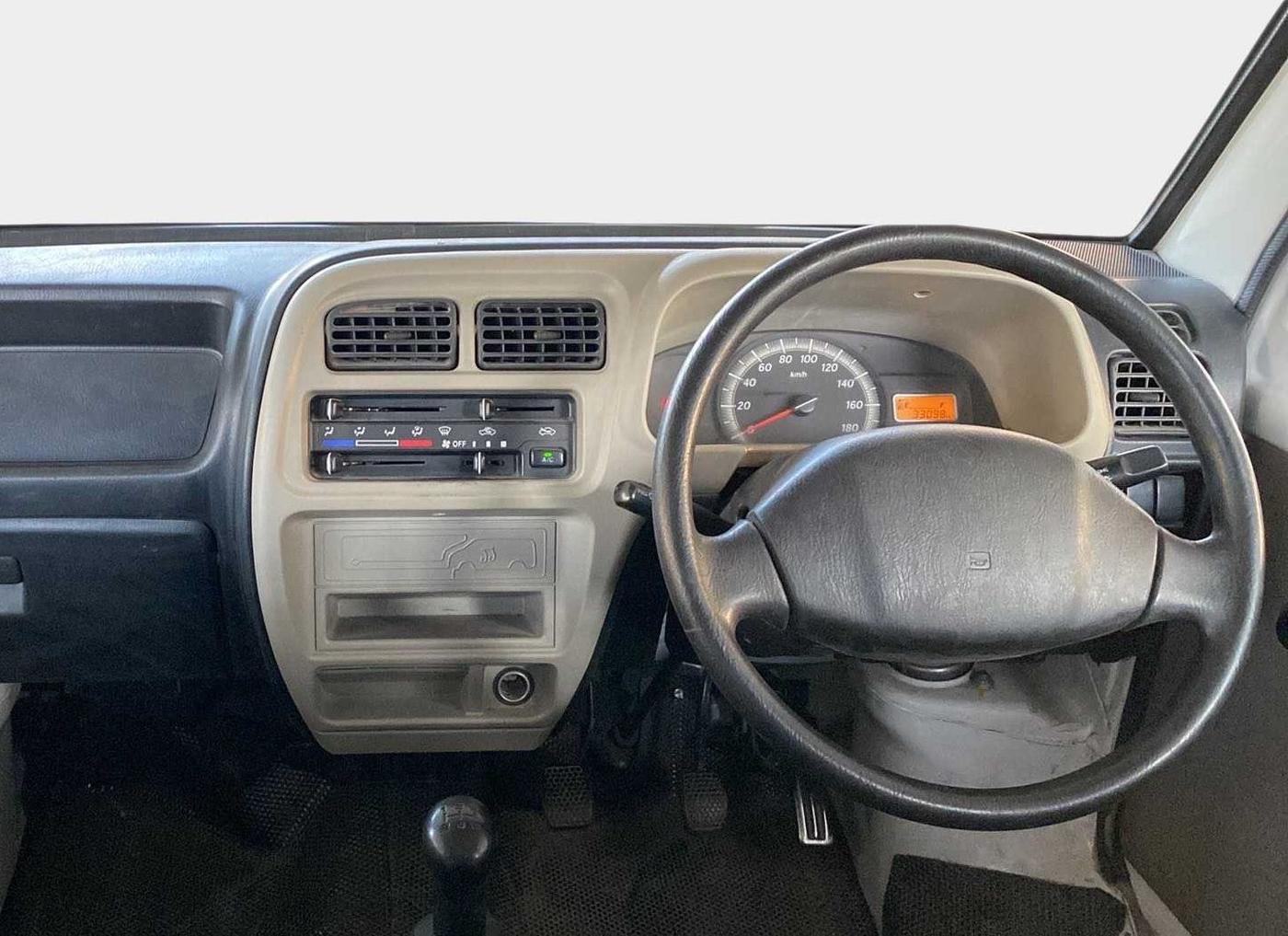 2017 Maruti Eeco 5 STR, Petrol, Manual, 33,094 km, Steering Wheel Close Up