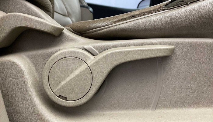 2015 Mahindra XUV500 W8, Diesel, Manual, 69,684 km, Driver Side Adjustment Panel