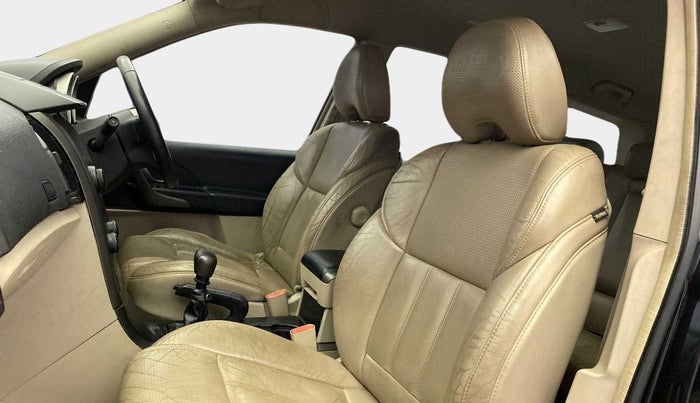 2015 Mahindra XUV500 W8, Diesel, Manual, 69,684 km, Right Side Front Door Cabin