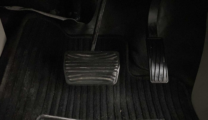 2022 Mahindra XUV300 W8 (O) 1.2 PETROL AMT, Petrol, Automatic, 11,926 km, Pedals