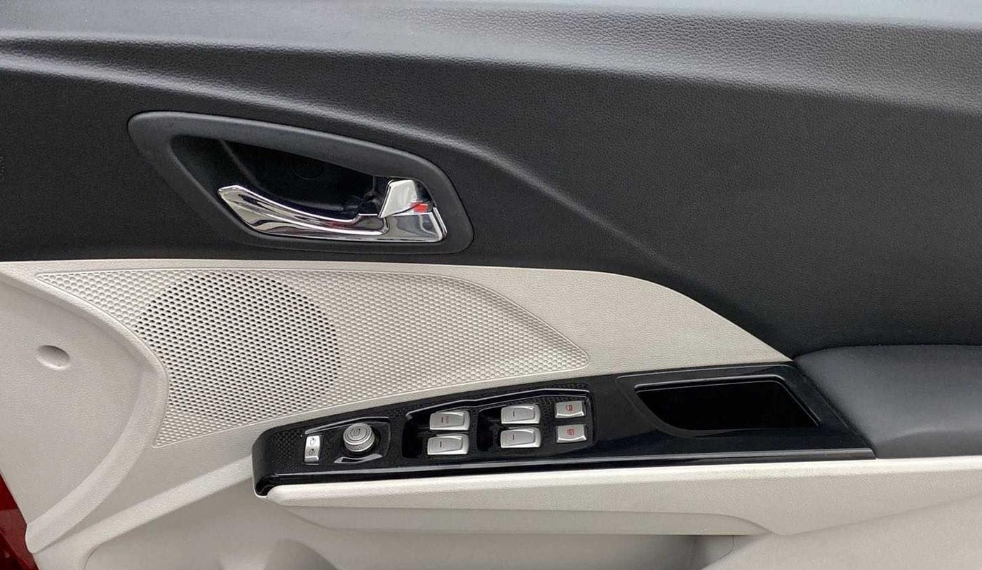 2022 Mahindra XUV300 W8 (O) 1.2 PETROL AMT, Petrol, Automatic, 11,926 km, Driver Side Door Panels Control