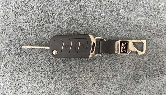2022 Mahindra XUV300 W8 (O) 1.2 PETROL AMT, Petrol, Automatic, 11,926 km, Key Close Up
