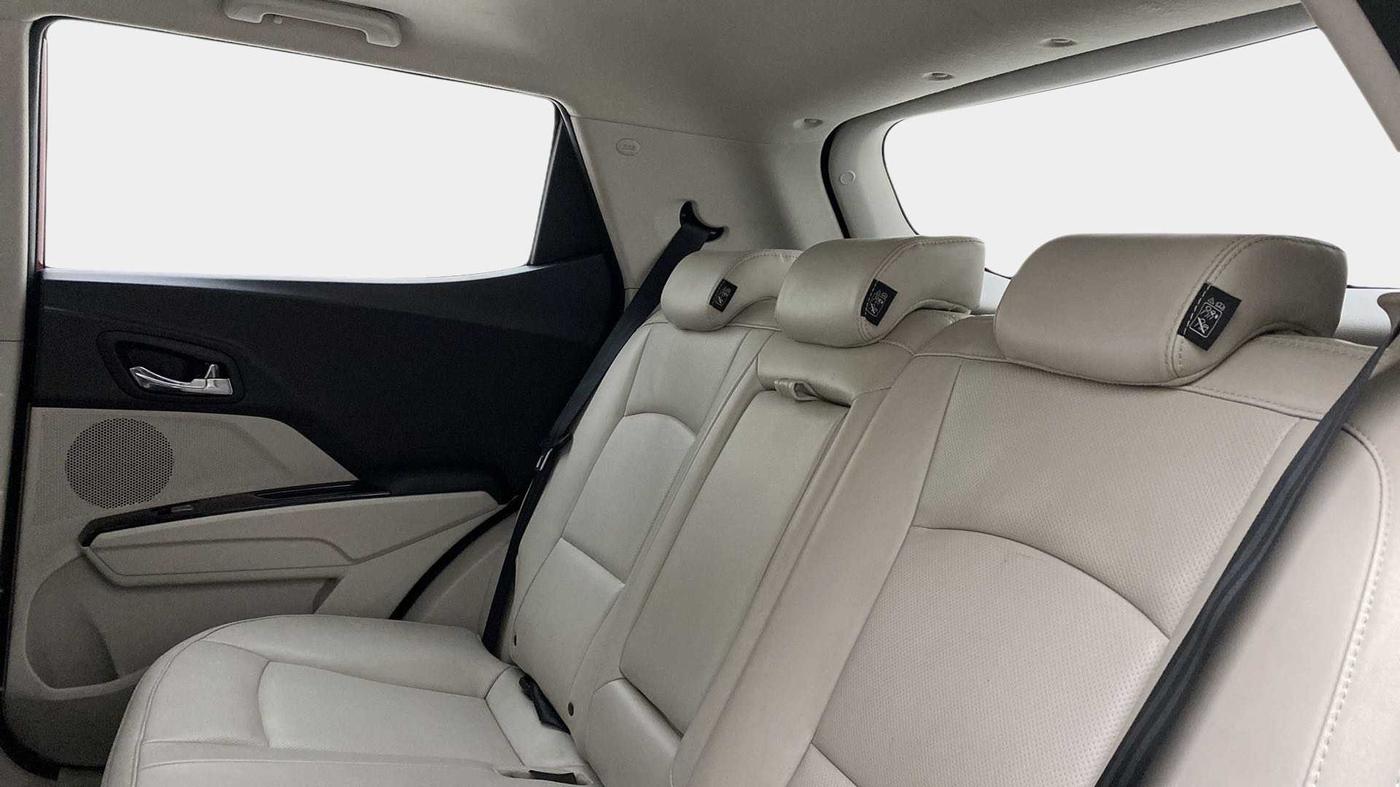 2022 Mahindra XUV300 W8 (O) 1.2 PETROL AMT, Petrol, Automatic, 11,926 km, Right Side Rear Door Cabin