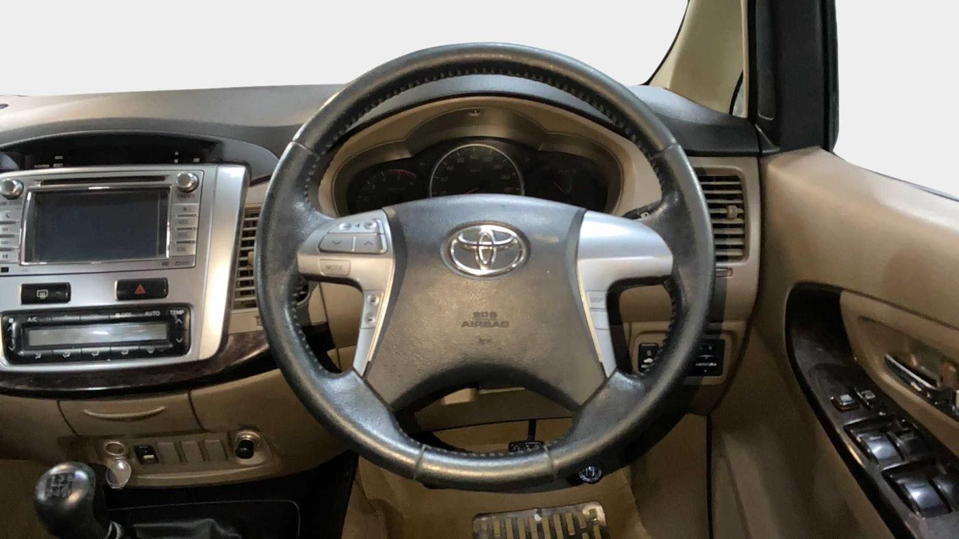 2015 Toyota Innova 2.5 VX 7 STR, Diesel, Manual, 1,06,906 km, Steering Wheel Close Up