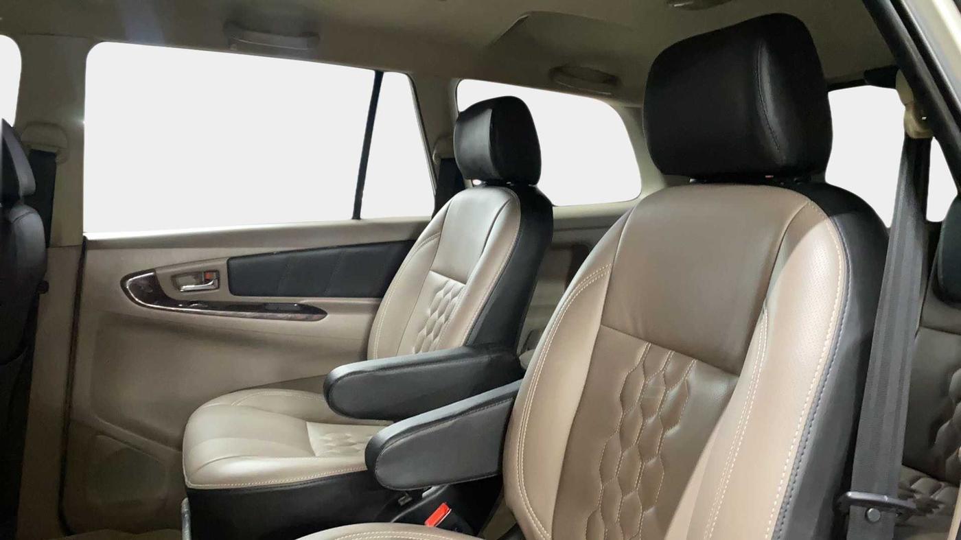 2015 Toyota Innova 2.5 VX 7 STR, Diesel, Manual, 1,06,906 km, Right Side Rear Door Cabin
