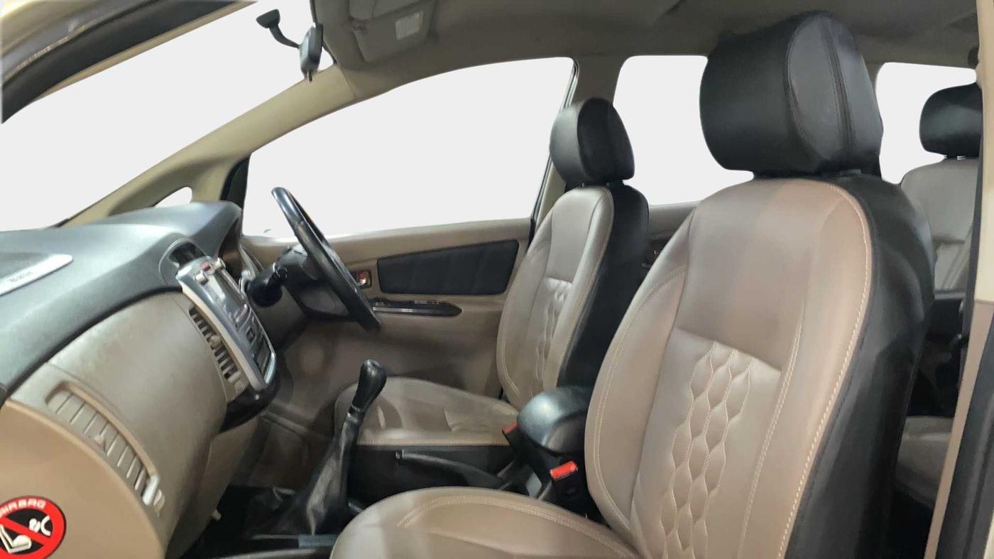 2015 Toyota Innova 2.5 VX 7 STR, Diesel, Manual, 1,06,906 km, Right Side Front Door Cabin