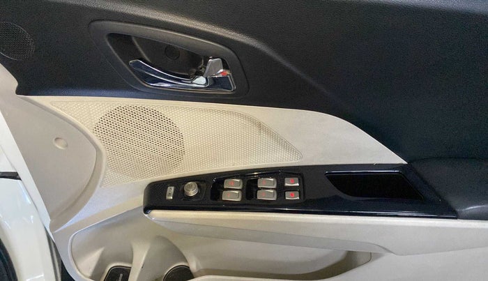 2022 Mahindra XUV300 W8 1.5 DIESEL, Diesel, Manual, 33,410 km, Driver Side Door Panels Control