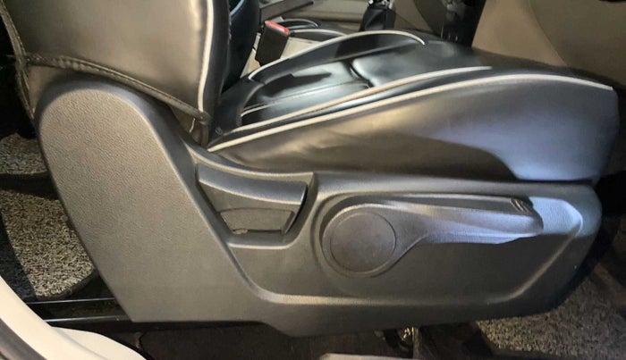 2022 Mahindra XUV300 W8 1.5 DIESEL, Diesel, Manual, 33,410 km, Driver Side Adjustment Panel