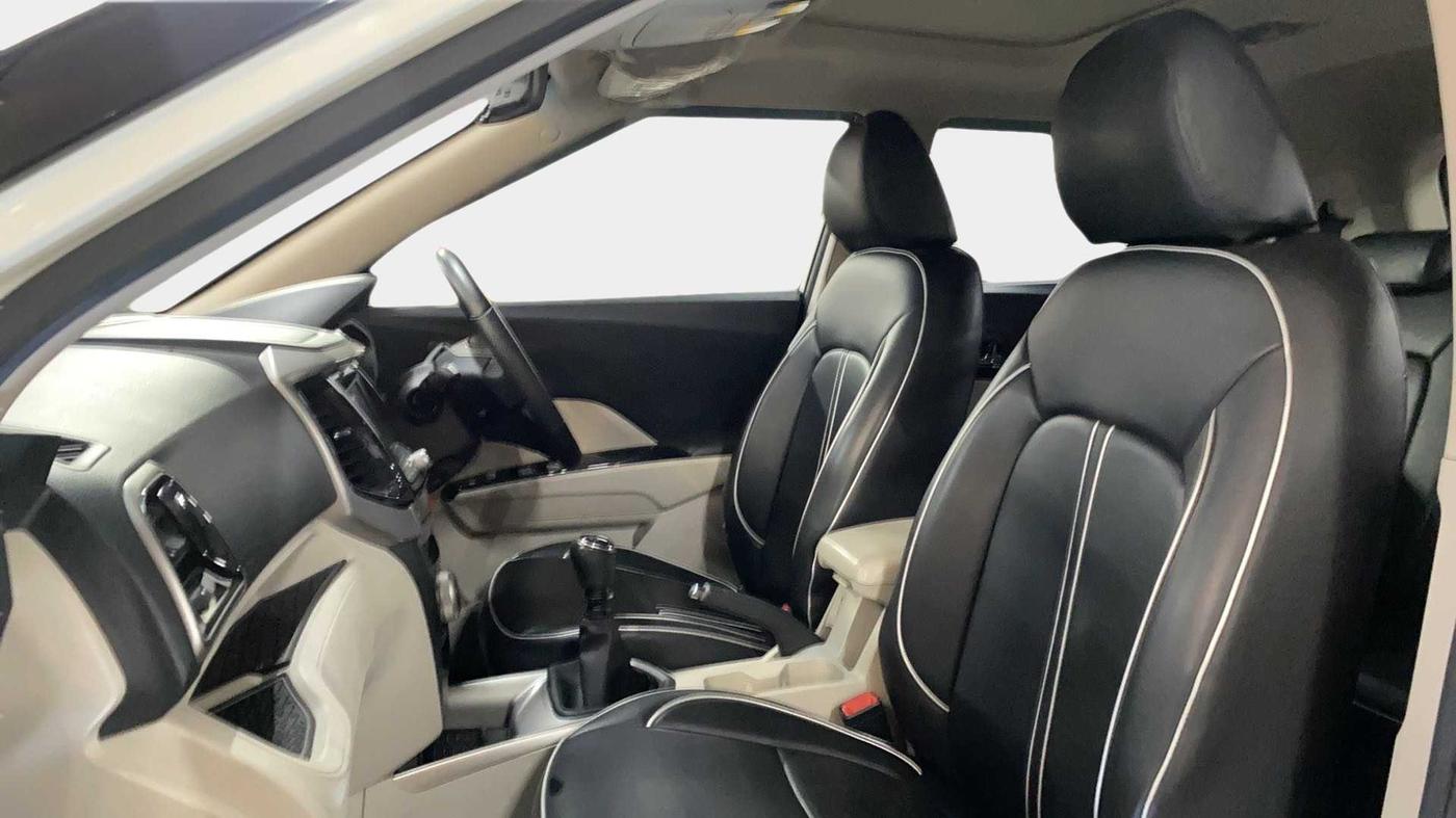 2022 Mahindra XUV300 W8 1.5 DIESEL, Diesel, Manual, 33,410 km, Right Side Front Door Cabin