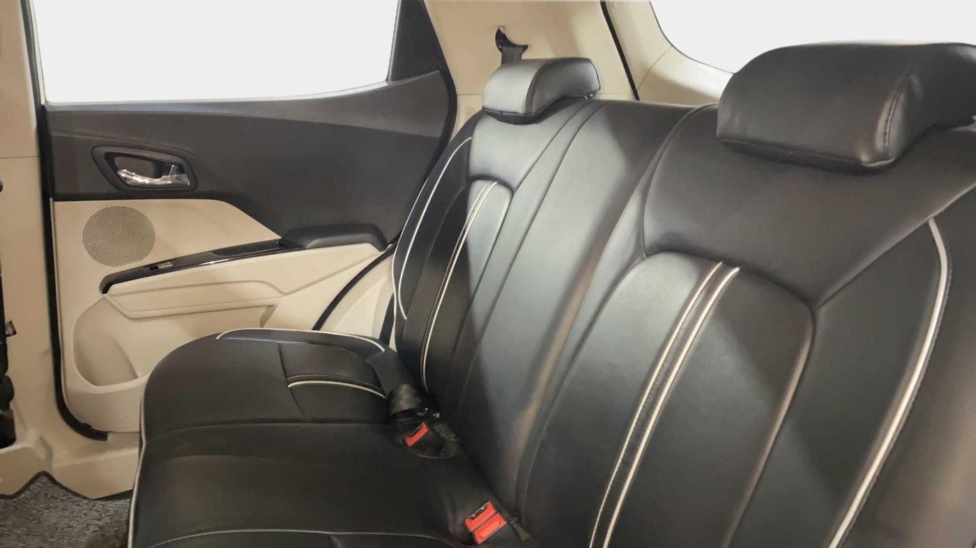 2022 Mahindra XUV300 W8 1.5 DIESEL, Diesel, Manual, 33,410 km, Right Side Rear Door Cabin