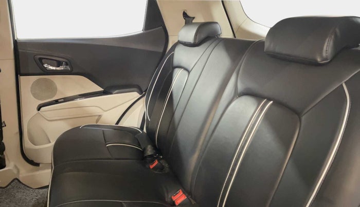 2022 Mahindra XUV300 W8 1.5 DIESEL, Diesel, Manual, 33,410 km, Right Side Rear Door Cabin