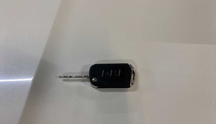 2022 Mahindra XUV300 W8 1.5 DIESEL, Diesel, Manual, 33,410 km, Key Close Up
