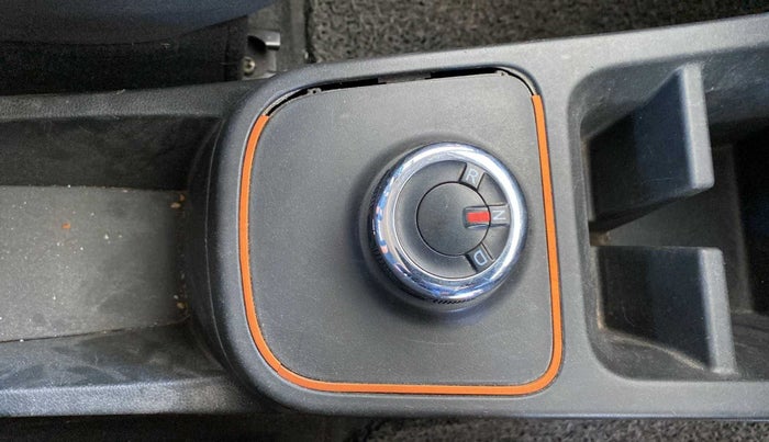 2021 Renault Kwid CLIMBER 1.0 AMT (O), Petrol, Automatic, 45,079 km, Gear lever - Boot cover slightly torn