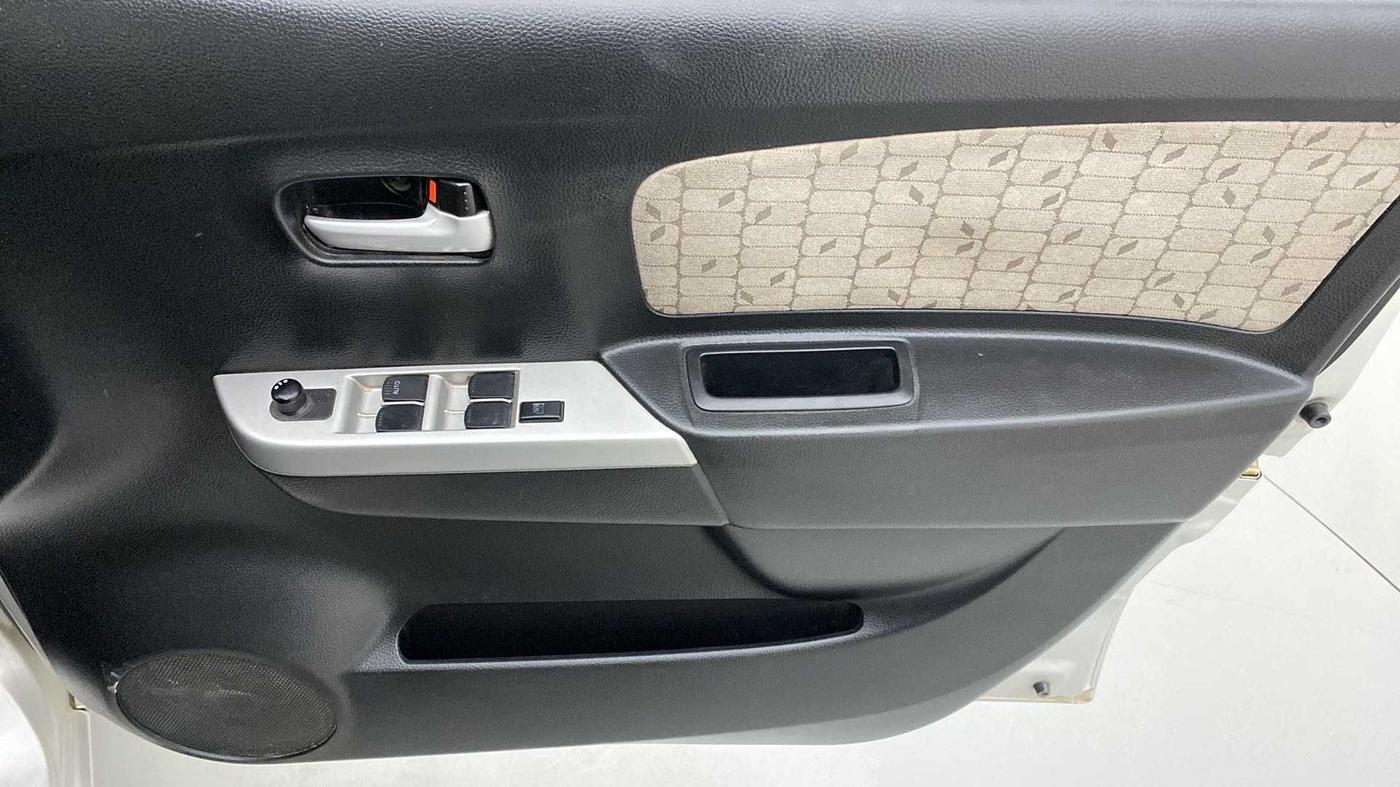 2015 Maruti Wagon R 1.0 VXI, Petrol, Manual, 1,10,669 km, Driver Side Door Panels Control