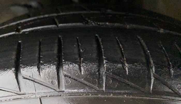 2021 Maruti Alto LXI CNG, CNG, Manual, 30,964 km, Left Front Tyre Tread