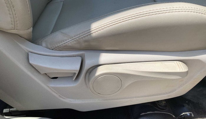 2020 Mahindra XUV300 W8 (O) 1.5 DIESEL AMT, Diesel, Automatic, 64,767 km, Driver Side Adjustment Panel