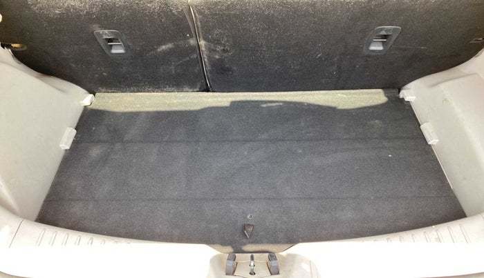 2020 Mahindra XUV300 W8 (O) 1.5 DIESEL AMT, Diesel, Automatic, 64,767 km, Boot Inside