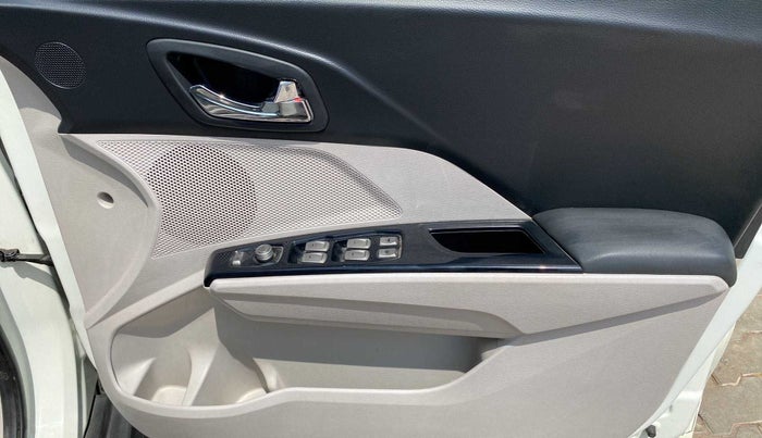 2020 Mahindra XUV300 W8 (O) 1.5 DIESEL AMT, Diesel, Automatic, 64,767 km, Driver Side Door Panels Control