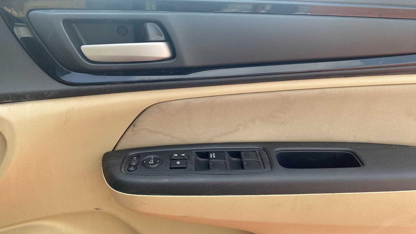 2019 Honda Amaze 1.2L I-VTEC VX, CNG, Manual, 41,843 km, Driver Side Door Panels Control